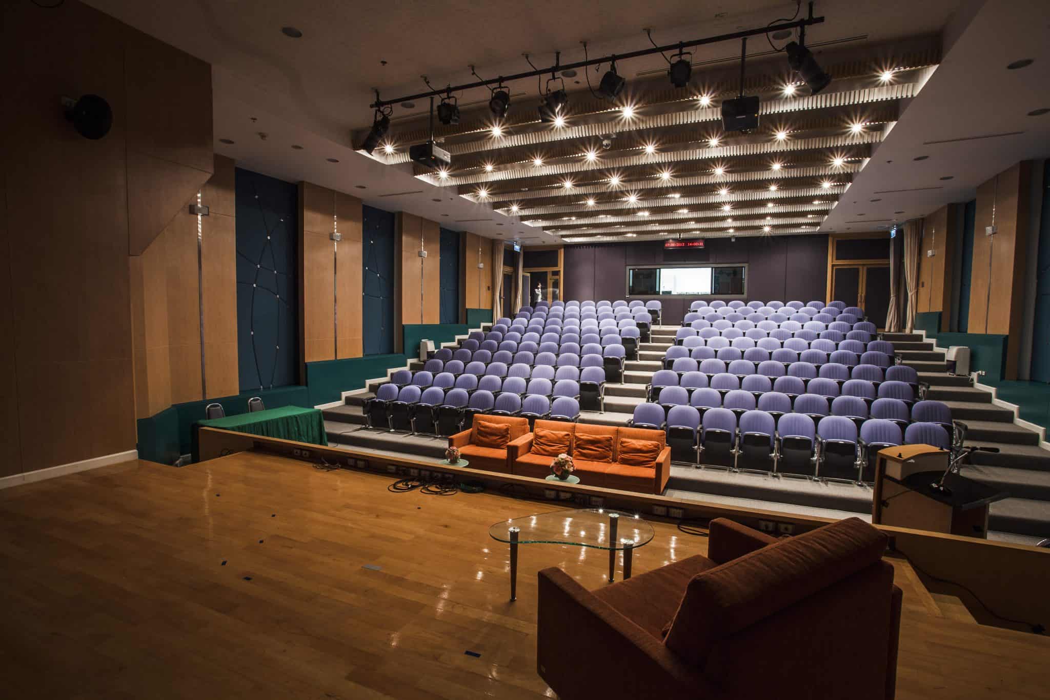 เก้าอี้ประชุมและเวทีงานอีเวนต์ในห้องประชุม เทคนิคการจัดงานและออฟฟิศอัจฉริยะสำหรับบริษัทเทคโนโลยีและธุรกิจสมัยใหม่.