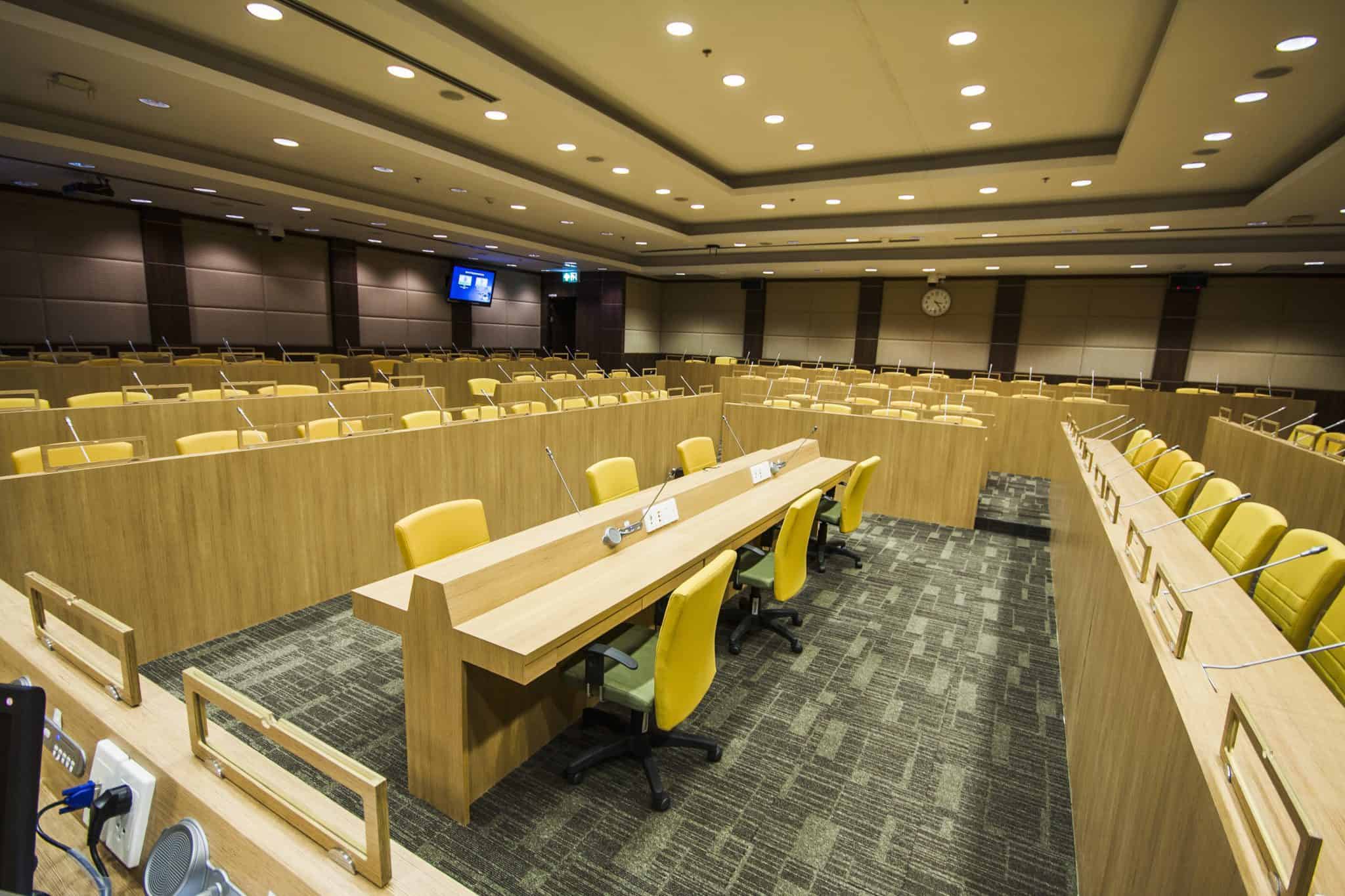 พื้นที่ประชุมในอาคารองค์กร บริษัท แอ็ดว้านซ์ เทคโนโลยี คอนแทรคติ้ง จำกัด, ห้องประชุมทันสมัย ระบบเสียงและไฟฟ้าพร้อมเน้นความสะดวกสบายด้านการเรียนรู้และการประชุมสำหรับองค์กร.