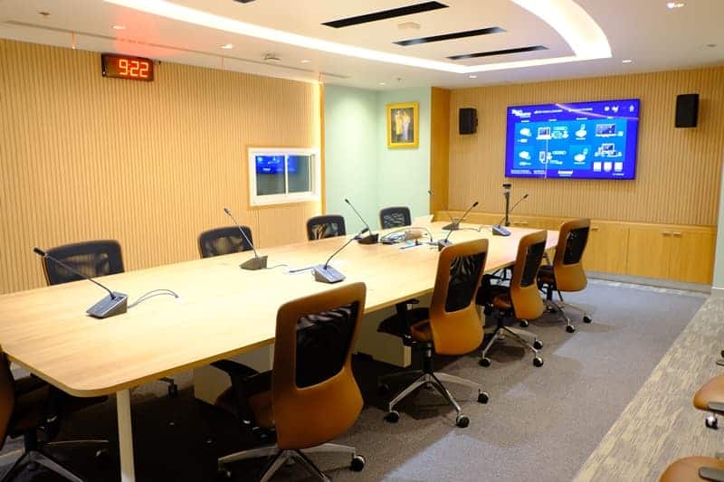 ห้องประชุมทันสมัยพร้อมอุปกรณ์เทคโนโลยีระดับพรีเมียม เน้นความสะดวกสบายและอำนวยความสะดวกด้วยจอแสดงผล LED สำหรับการนำเสนองานอย่างมีประสิทธิภาพ.