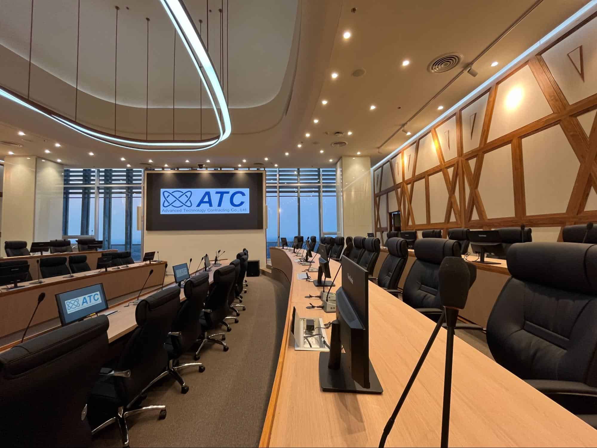 แบบประชุมบริษัทเทคโนโลยีขั้นสูง ATC, ห้องประชุมทันสมัย สะดวกสบาย พร้อมอุปกรณ์เทคโนโลยีและจอภาพความละเอียดสูงสำหรับการประชุมองค์กรใหญ่.