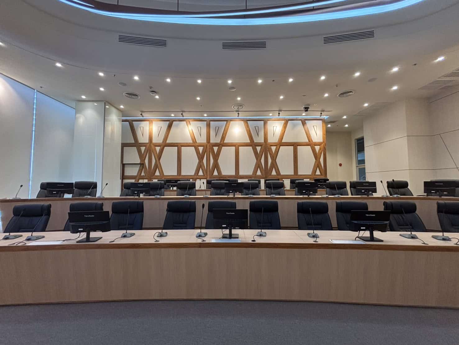 ห้องประชุมงานอีเวนต์พร้อมอุปกรณ์ครบครัน หรูหราและทันสมัยสำหรับกิจกรรมบริษัทและงานประชุมองค์กร พื้นที่กว้างขวาง จัดวางโต๊ะและเก้าอี้ด้วยเทคโนโลยีขั้นสูง.