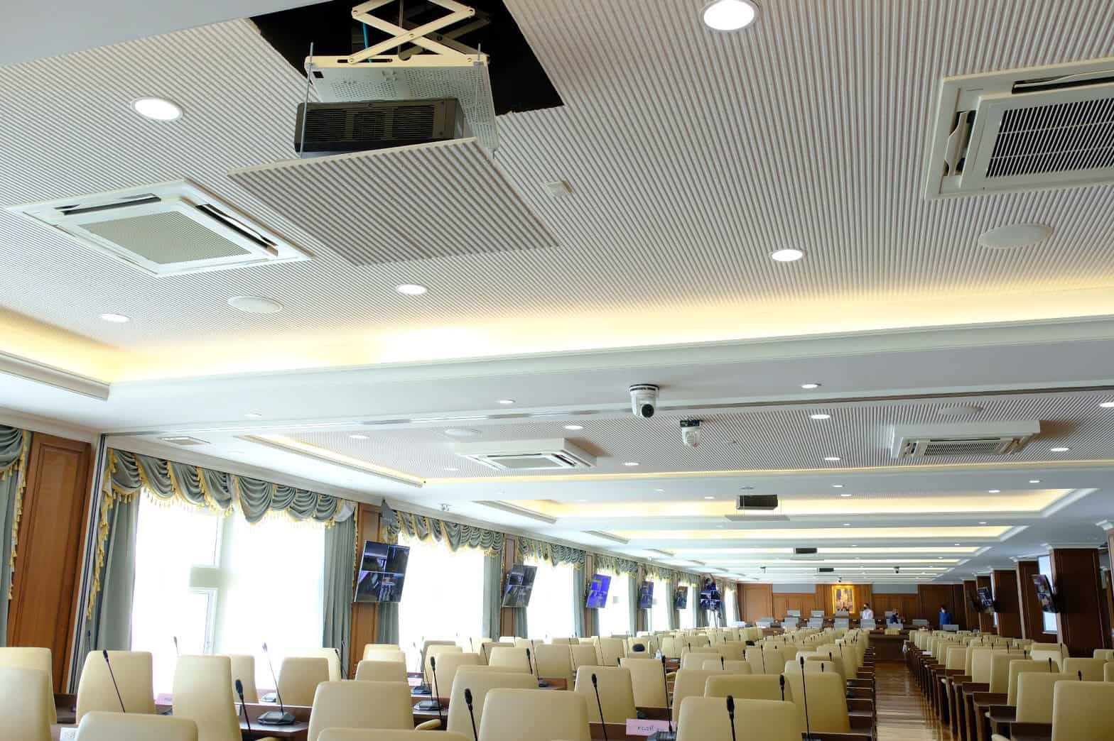 เทคโนโลยีคอนเฟอเรนซ์ ห้องประชุมในอาคารบริษัท แอ็ดว้านซ์ เทคโนโลยี คอนแทรคติ้ง จำกัด การออกแบบห้องประชุมพร้อมอุปกรณ์เทคโนโลยีทันสมัยเพื่อการประชุมและกิจกรรมทางธุรกิจอย่างมืออาชีพ.