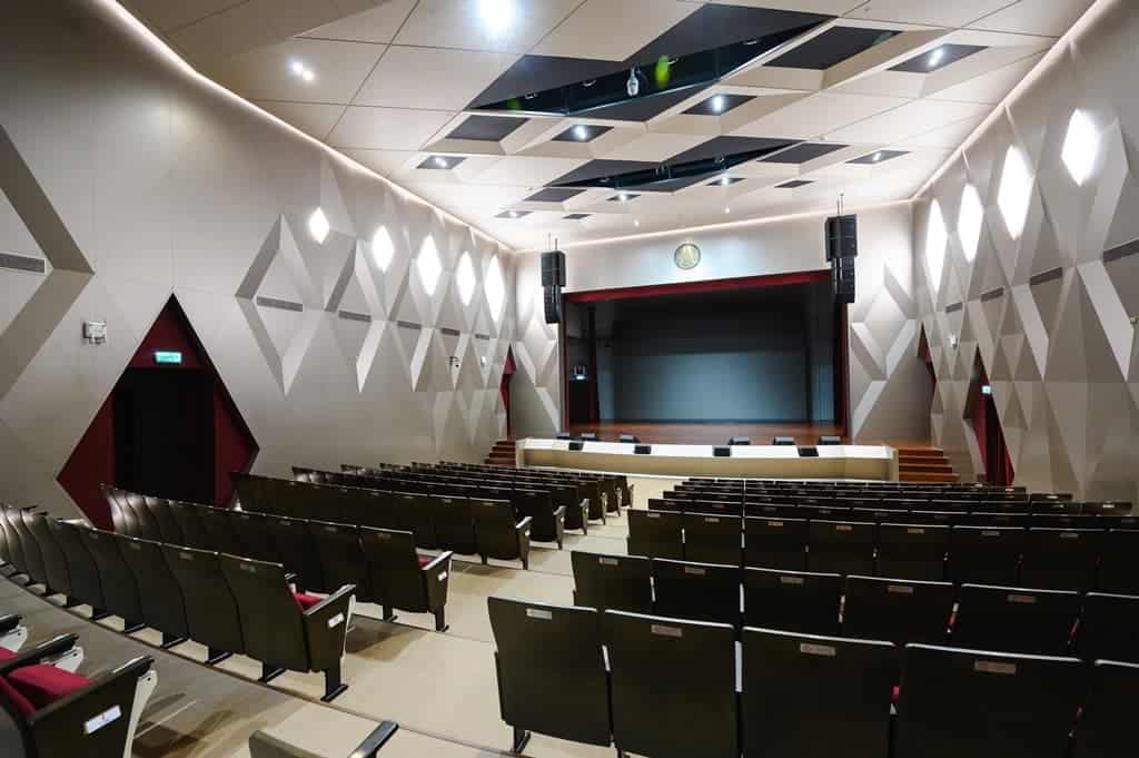 โรงละครสำหรับงานอีเว้นท์และการประชุมที่ทันสมัยพร้อมเทคโนโลยีเสียงและภาพแบบครบวงจร.
