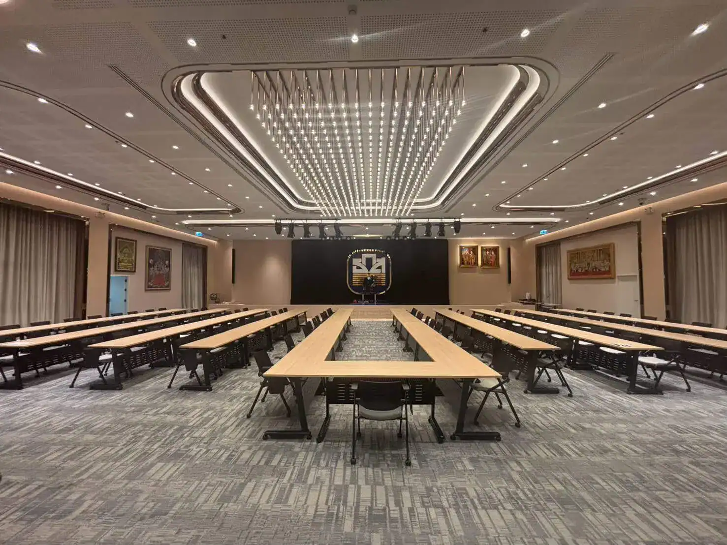 ห้องประชุมทันสมัยพร้อมอุปกรณ์เสียงและภาพคุณภาพสูง เหมาะสำหรับการจัดประชุมและสัมมนาในองค์กร.